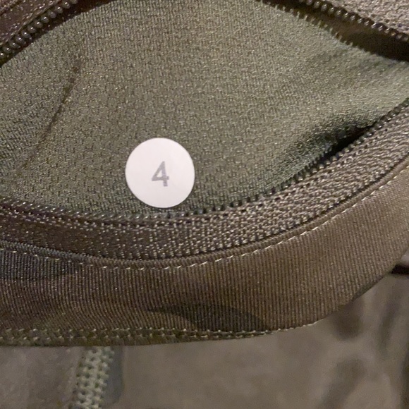 Lululemon camouflage Capri - Picture 4 of 4